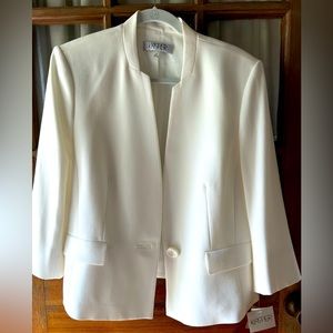 NWT beautiful Kasper winter white blazer. Size 14